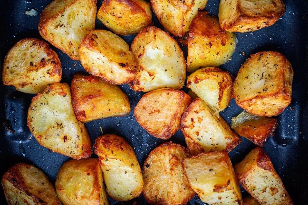 Air Fryer Roast Potatoes (Super Crispy – No parboiling!)