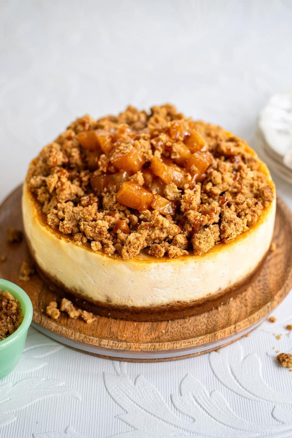 Apple crumble cheesecake on a wood place