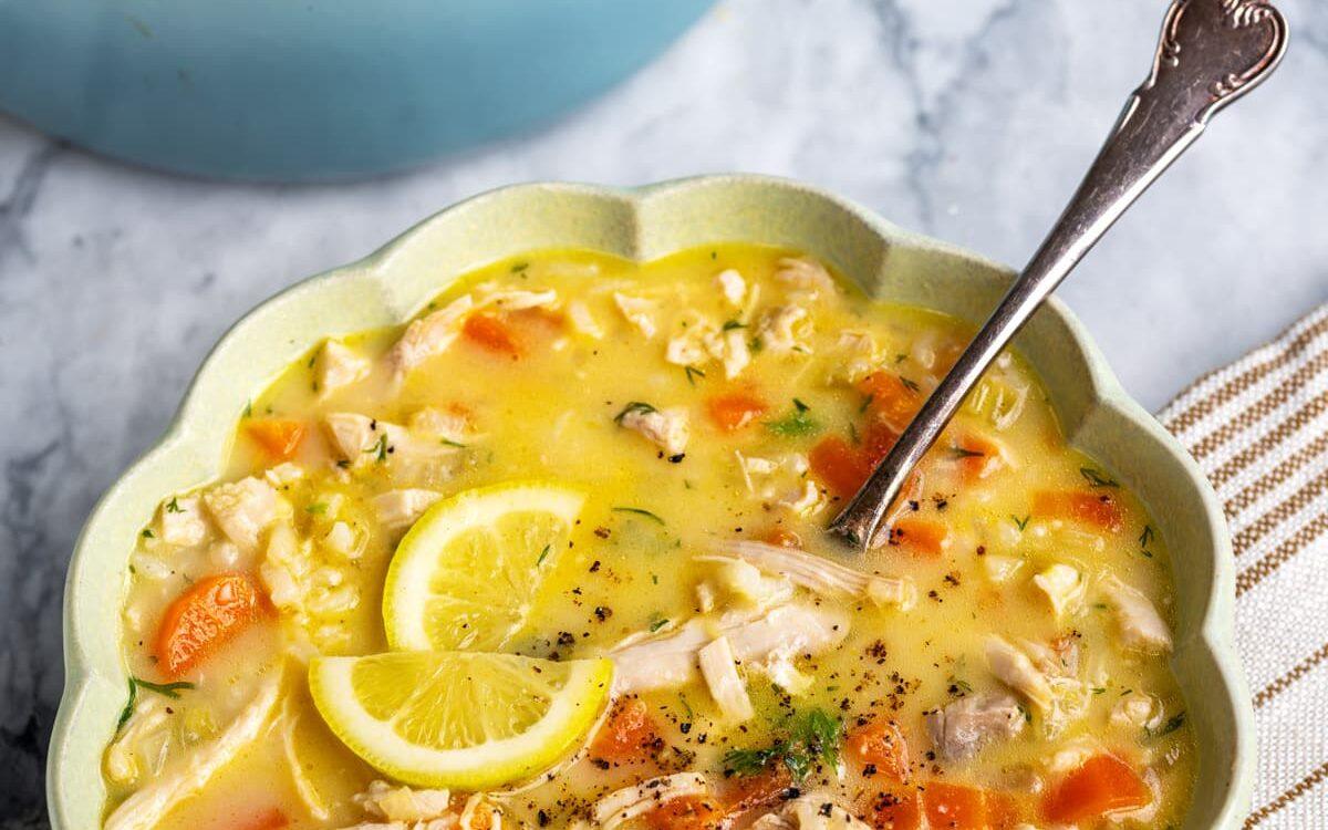 bowl of Greek kotosoupa avgolemono soup