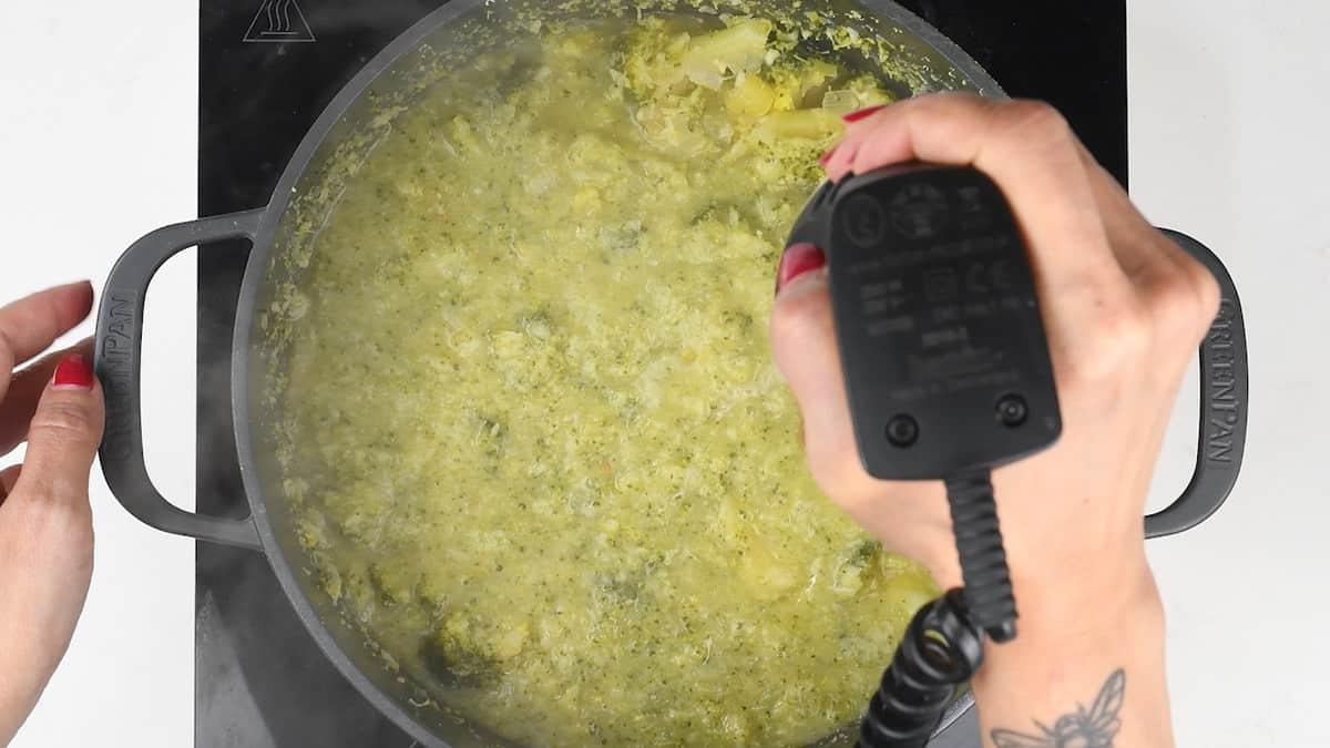 blending broccoli soup