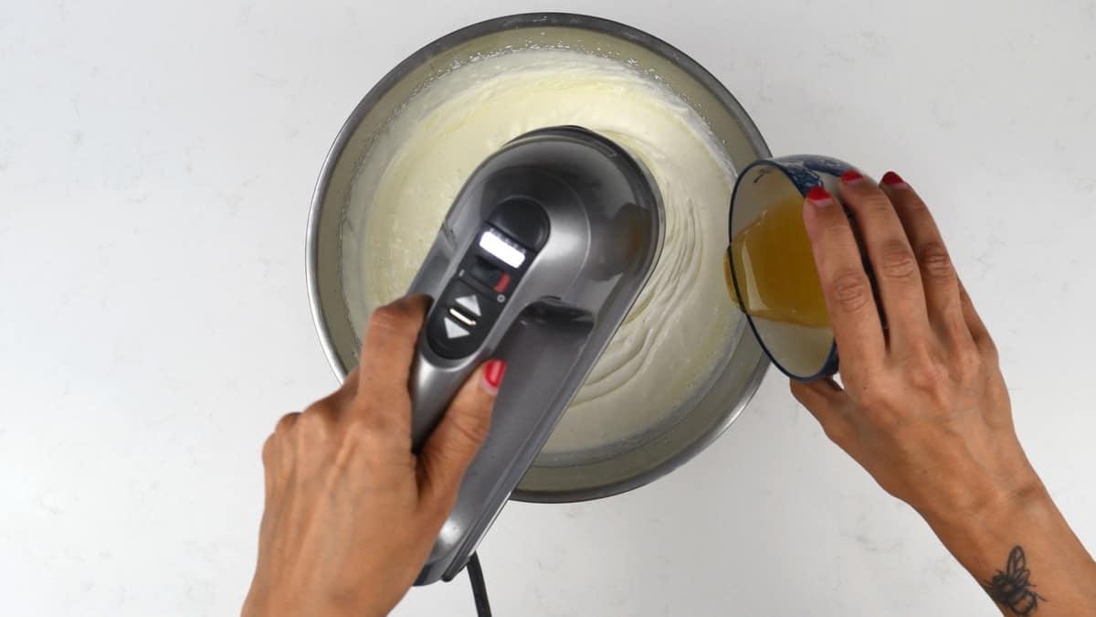 Adding gelatine to whipped cream to stabilise it