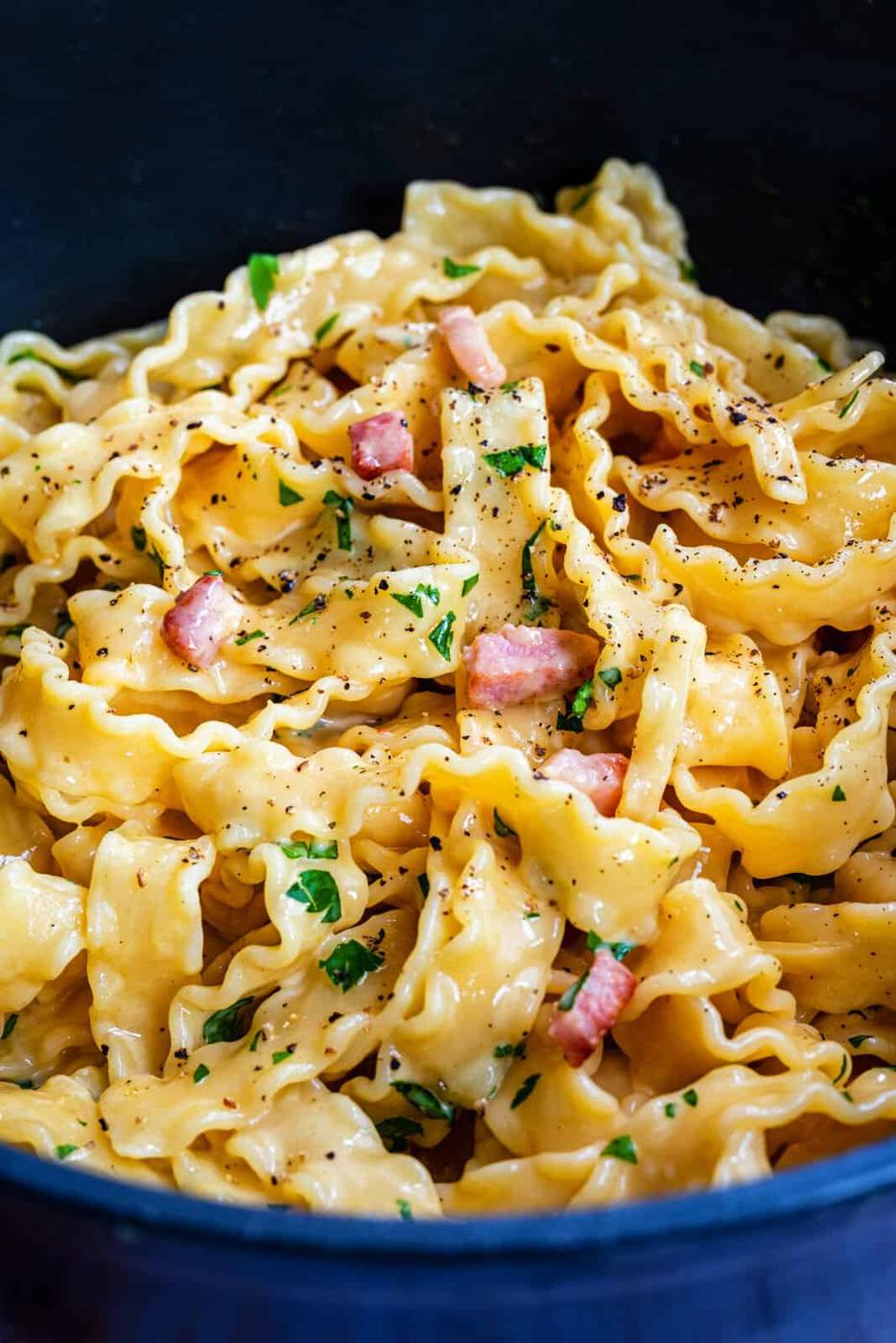 close up on a pot of pasta alla Carbonara