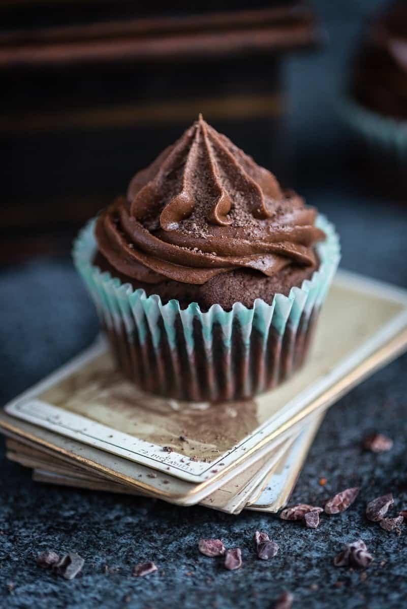 Chocolate cupcakes with chocolate Irish cream frosting – foolproof chocolate cupcakes with the most addictive chocolate, mascarpone and Irish cream frosting.