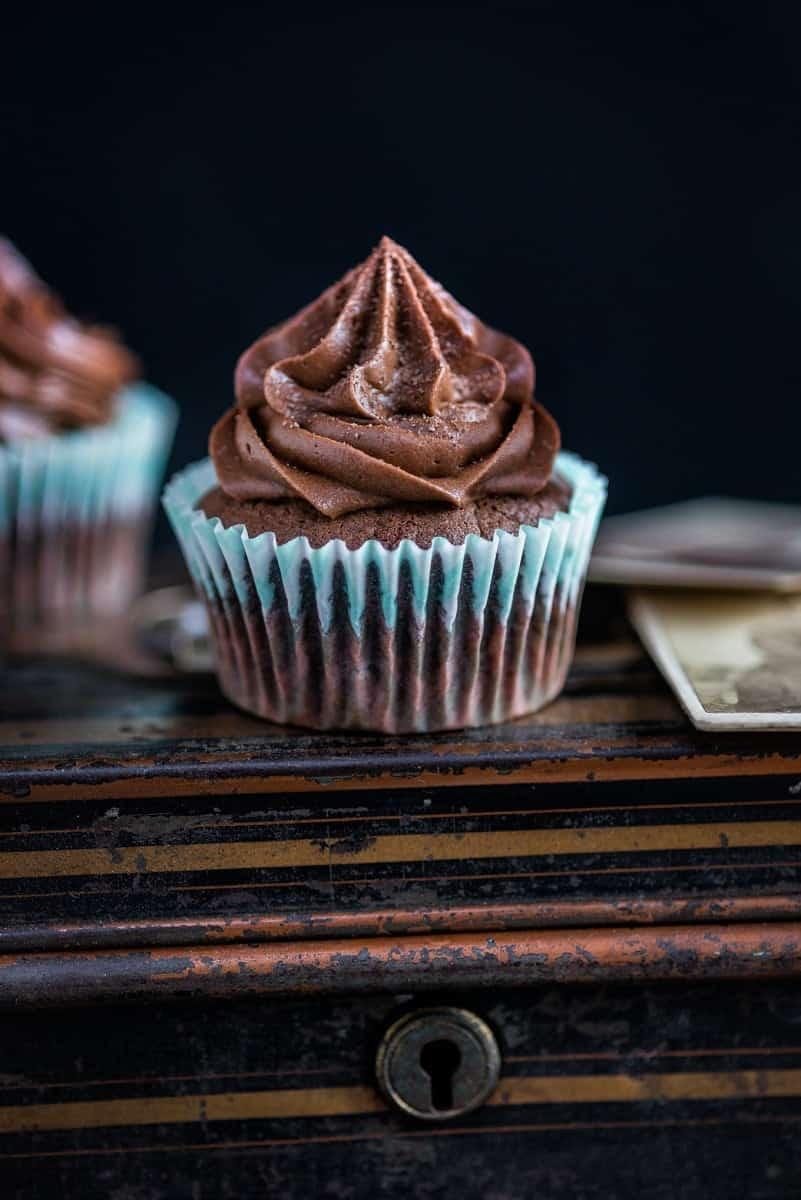 Chocolate cupcakes with chocolate Irish cream frosting – foolproof chocolate cupcakes with the most addictive chocolate, mascarpone and Irish cream frosting.