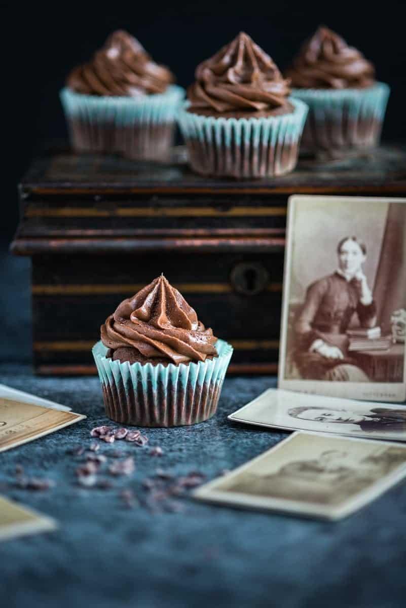 Chocolate cupcakes with chocolate Irish cream frosting – foolproof chocolate cupcakes with the most addictive chocolate, mascarpone and Irish cream frosting.