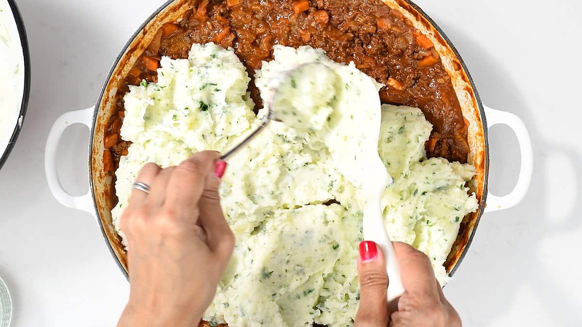 Topping Cottage Pie with mashed potatoes