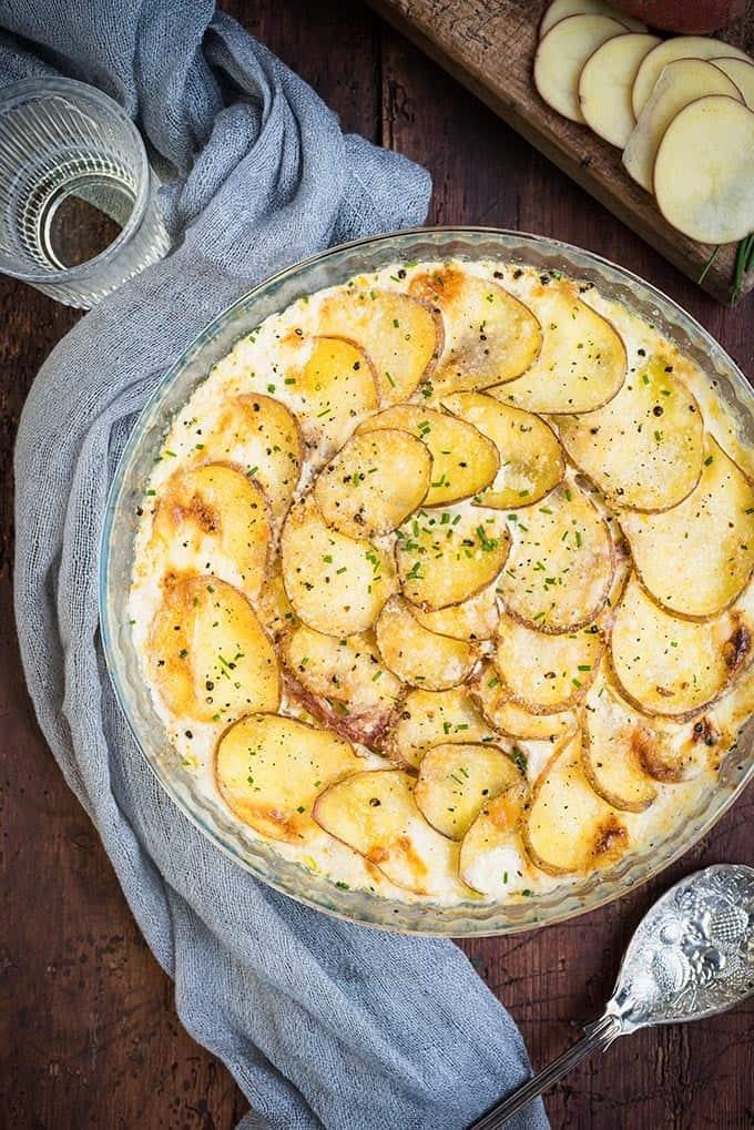 These creamy scalloped potatoes with Parmesan and bacon are the ultimate comfort food. Serve as a Thanksgiving or Christmas side dish | Nusde #scallopedpotatoes #Thanksgiving #Christmas