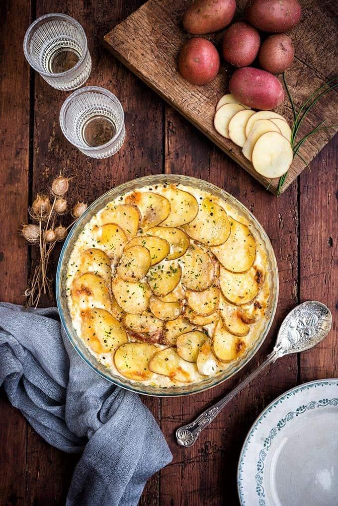 These creamy scalloped potatoes with Parmesan and bacon are the ultimate comfort food. Serve as a Thanksgiving or Christmas side dish | Nusde #scallopedpotatoes #Thanksgiving #Christmas