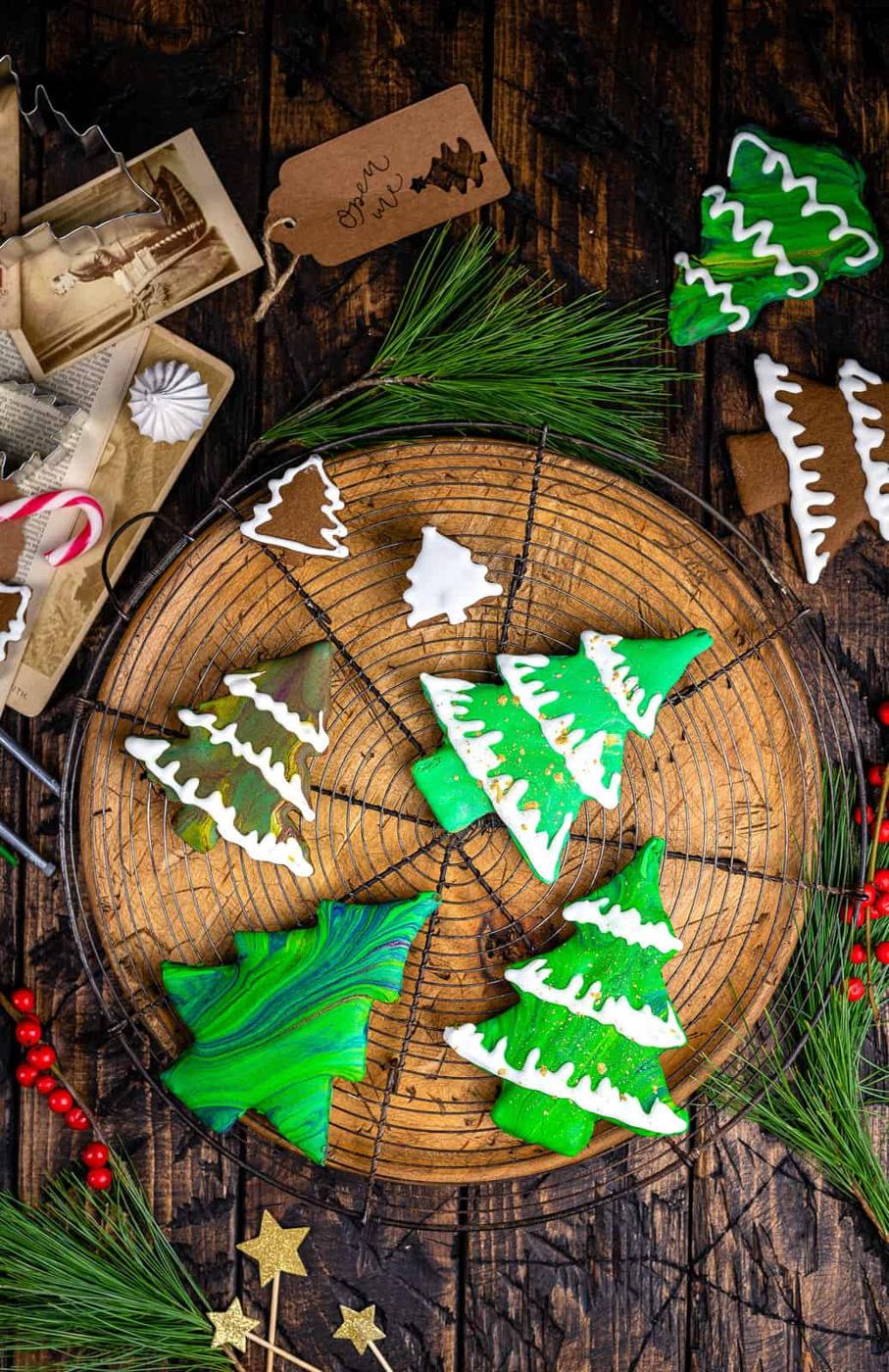 Gingerbread cookies with marbled icing