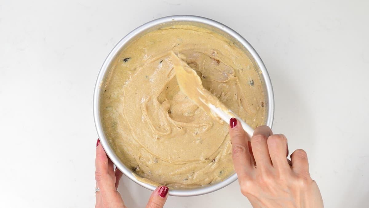 Levelling cake batter in a tin using spatula