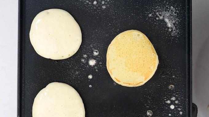 Cooking fluffy pancakes on a electric plate