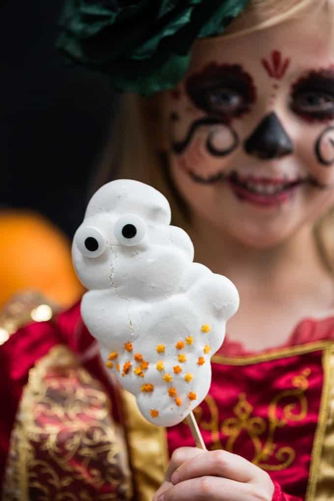 Halloween Meringue Ghosts