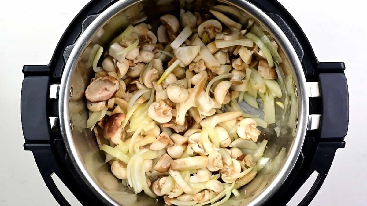 Cooking onions and mushrooms in a pressure cooker