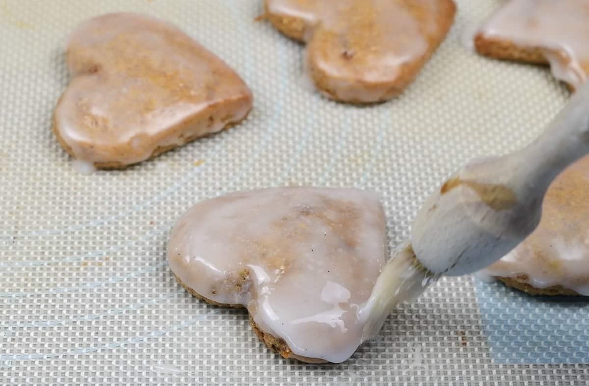 Glazing lebkuchen biscuits with a thin glaze
