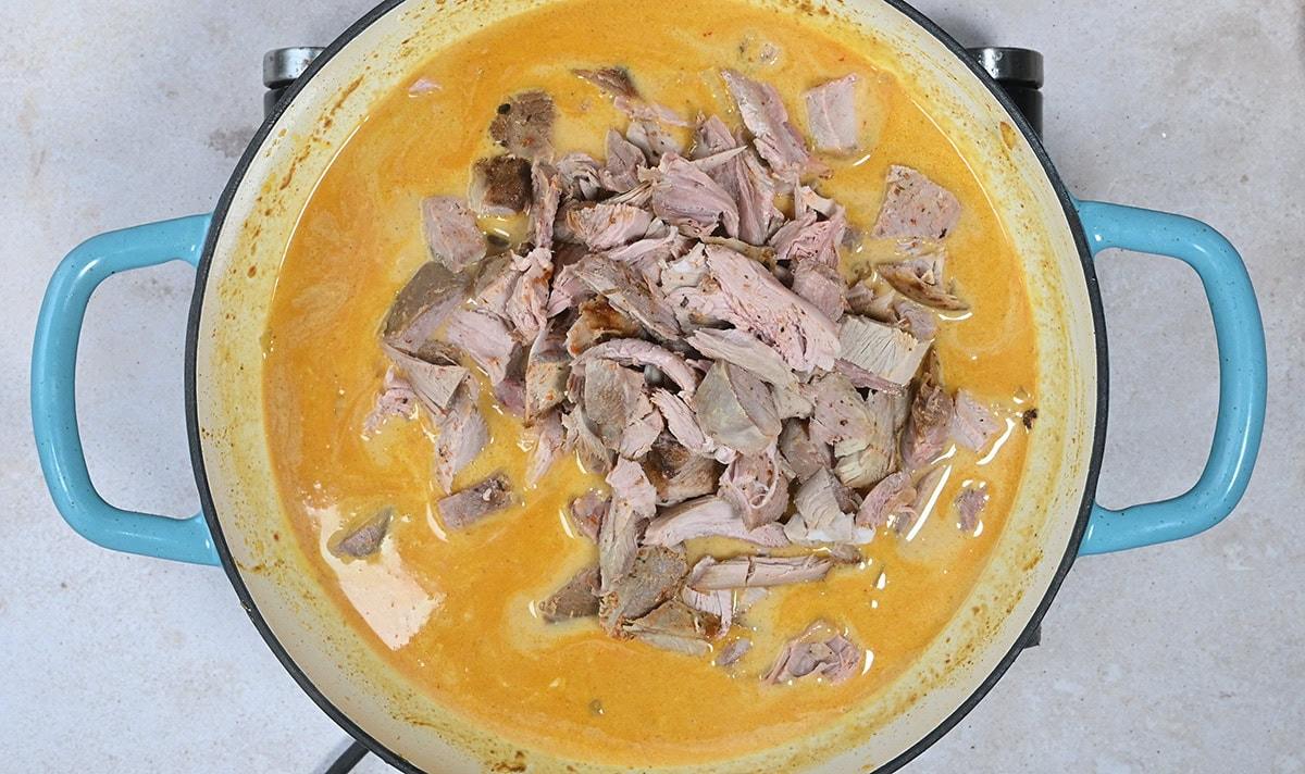 adding cooked turkey meat in curry sauce