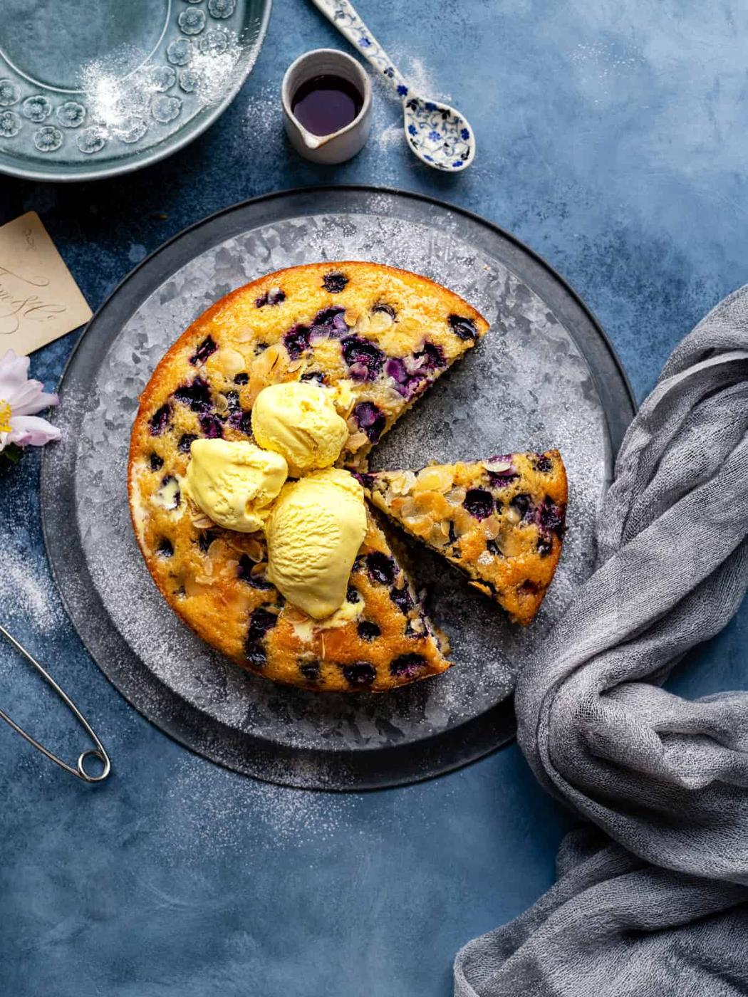 Low Calorie Cake with Almonds and Blueberries