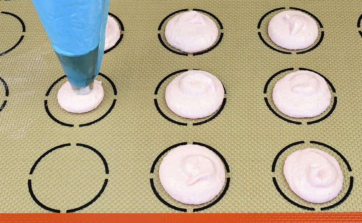 piping macarons