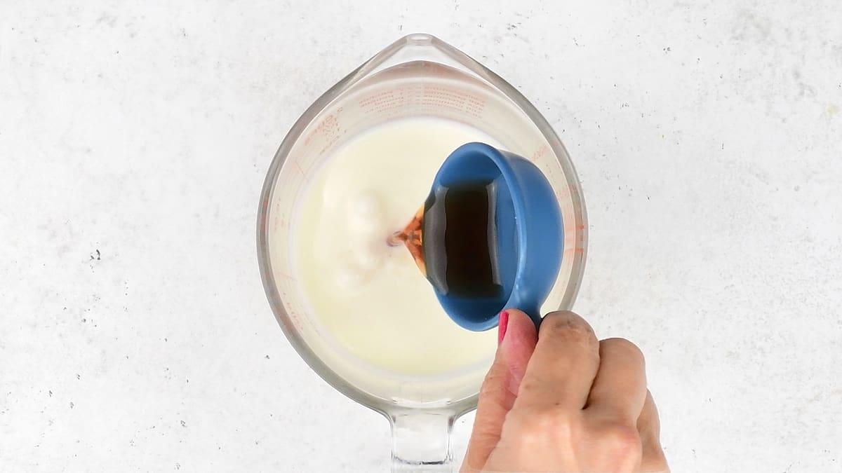 adding vinegar to milk to make soured milk