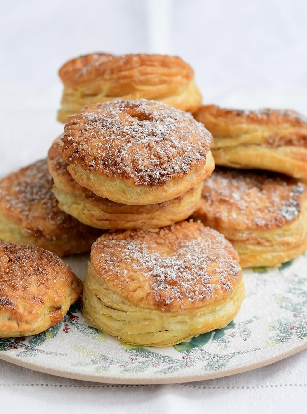 flakey air fryer mince pies made with puff pastry piled on a plate