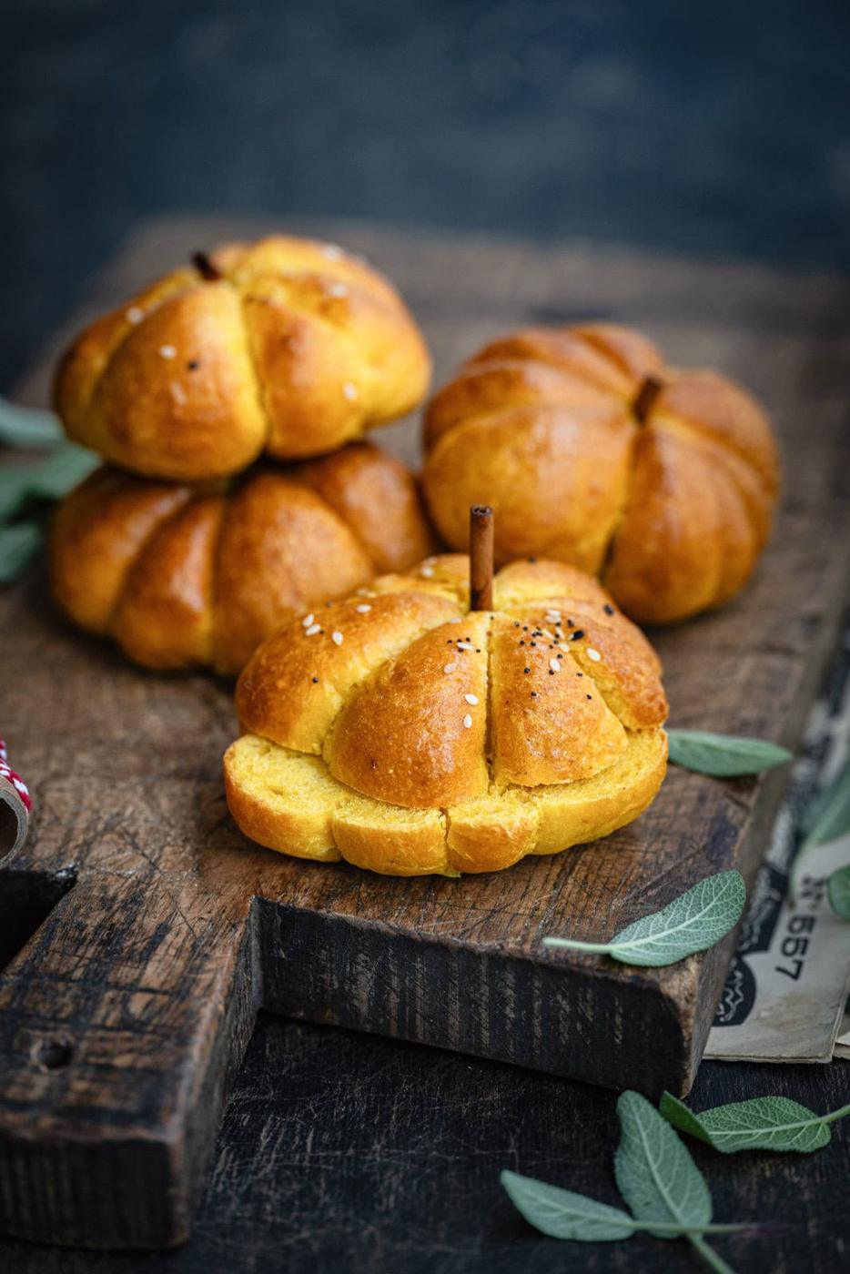 pumpkin dinner rolls