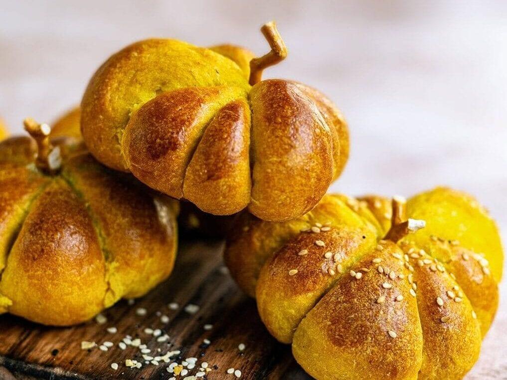 Pumpkin Dinner Rolls (Shaped Like a Pumpkin!)