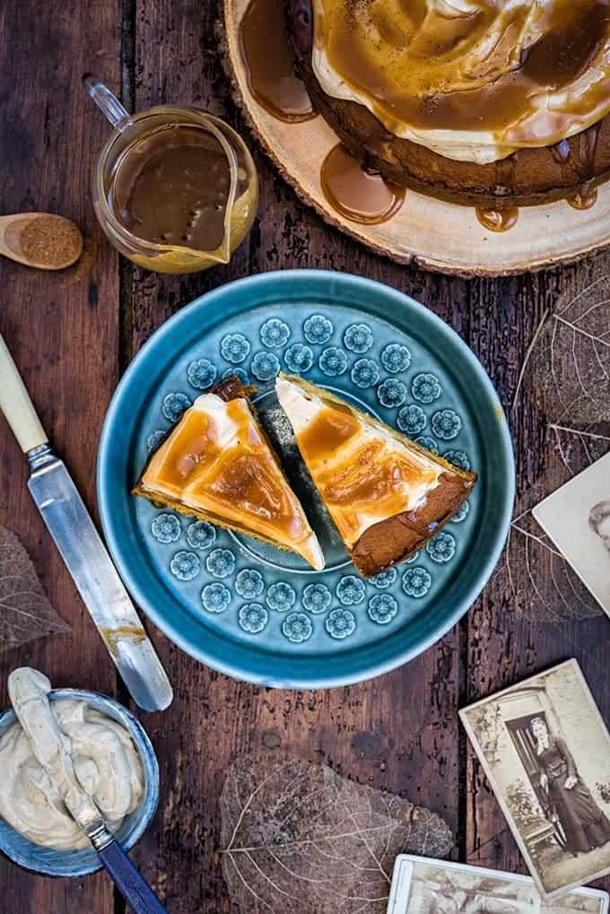 Pumpkin spice cake with cream cheese frosting and toffee drizzle - delicious and super easy | Nusde