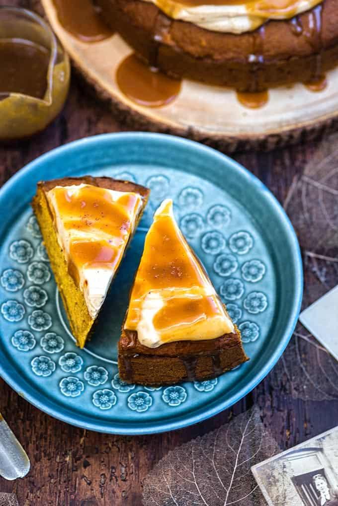 Pumpkin spice cake with cream cheese frosting and toffee drizzle - delicious and super easy | Nusde