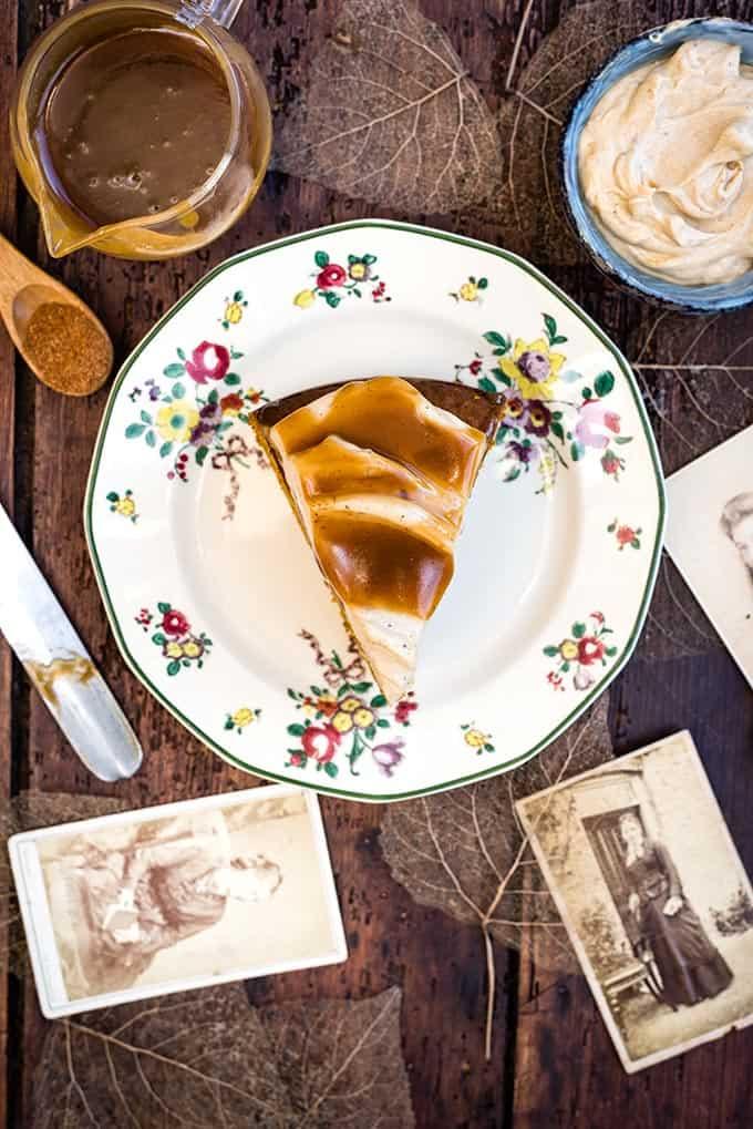Pumpkin spice cake with cream cheese frosting and toffee drizzle - delicious and super easy | Nusde