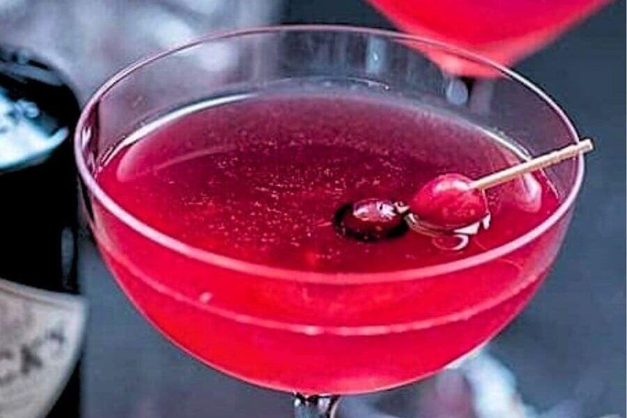 The Red Queen – Festive Gin Cocktail with Cranberry and Elderflower