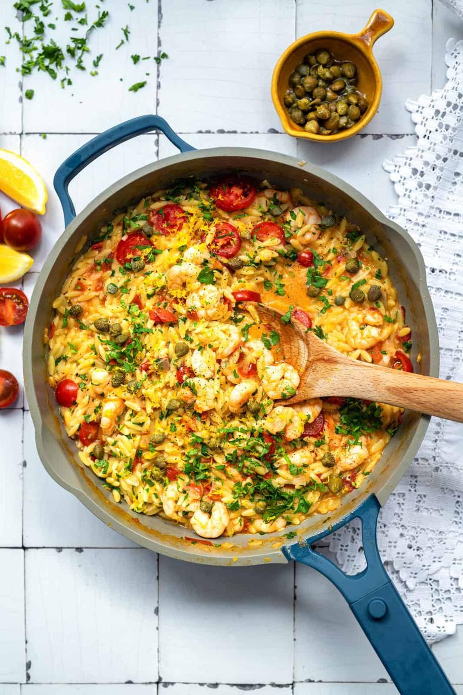Pan with orzo, shrimp and tomatoes