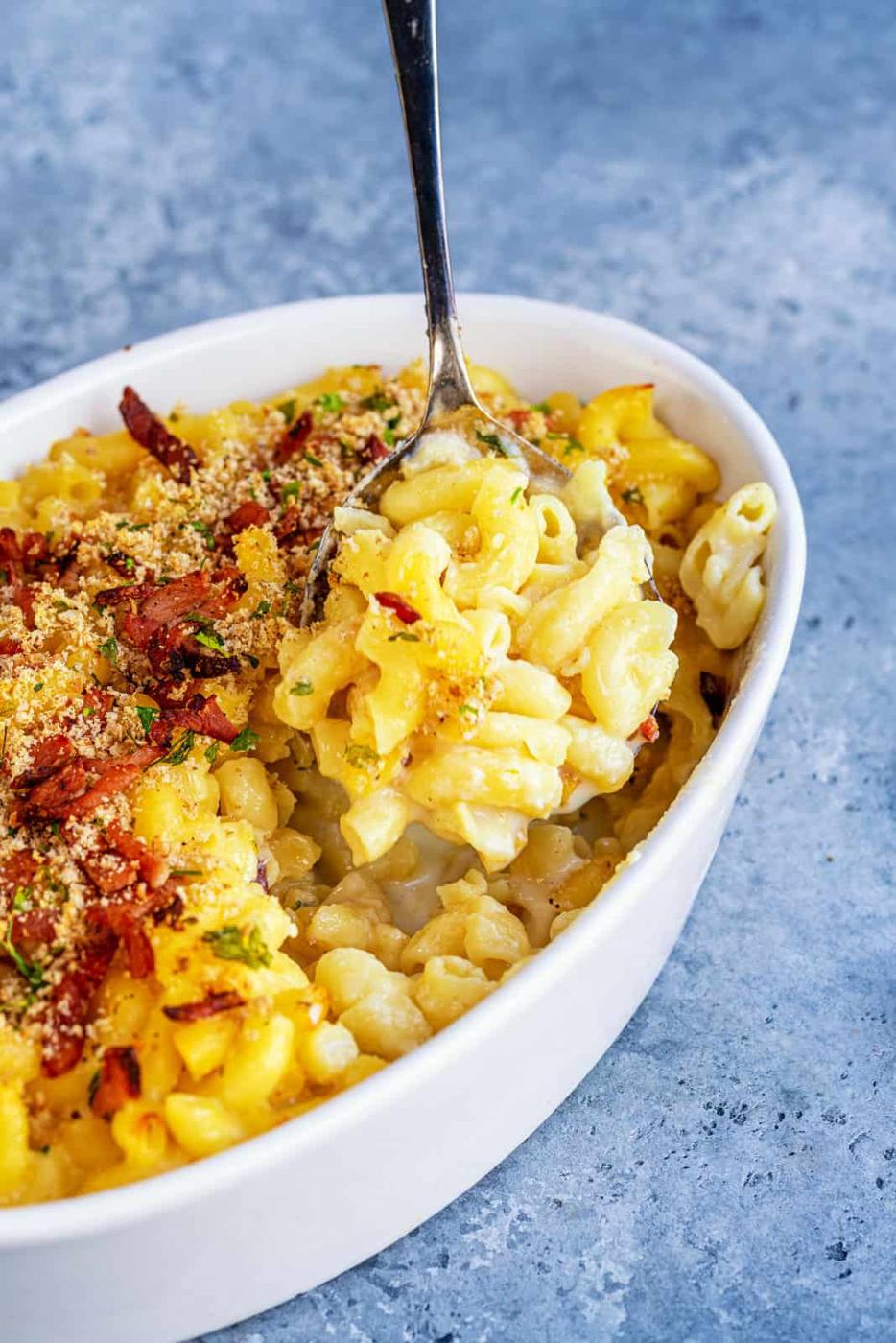 Close up on baked macaroni and cheese with spoonful taken out
