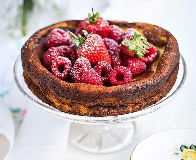Crustless quark cheesecake with strawberries and rasberries