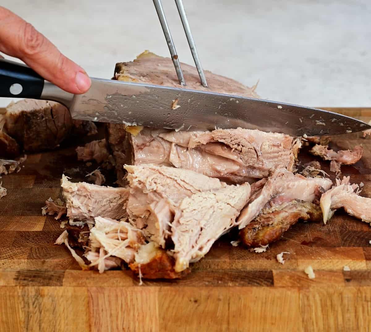 slicing roast pork