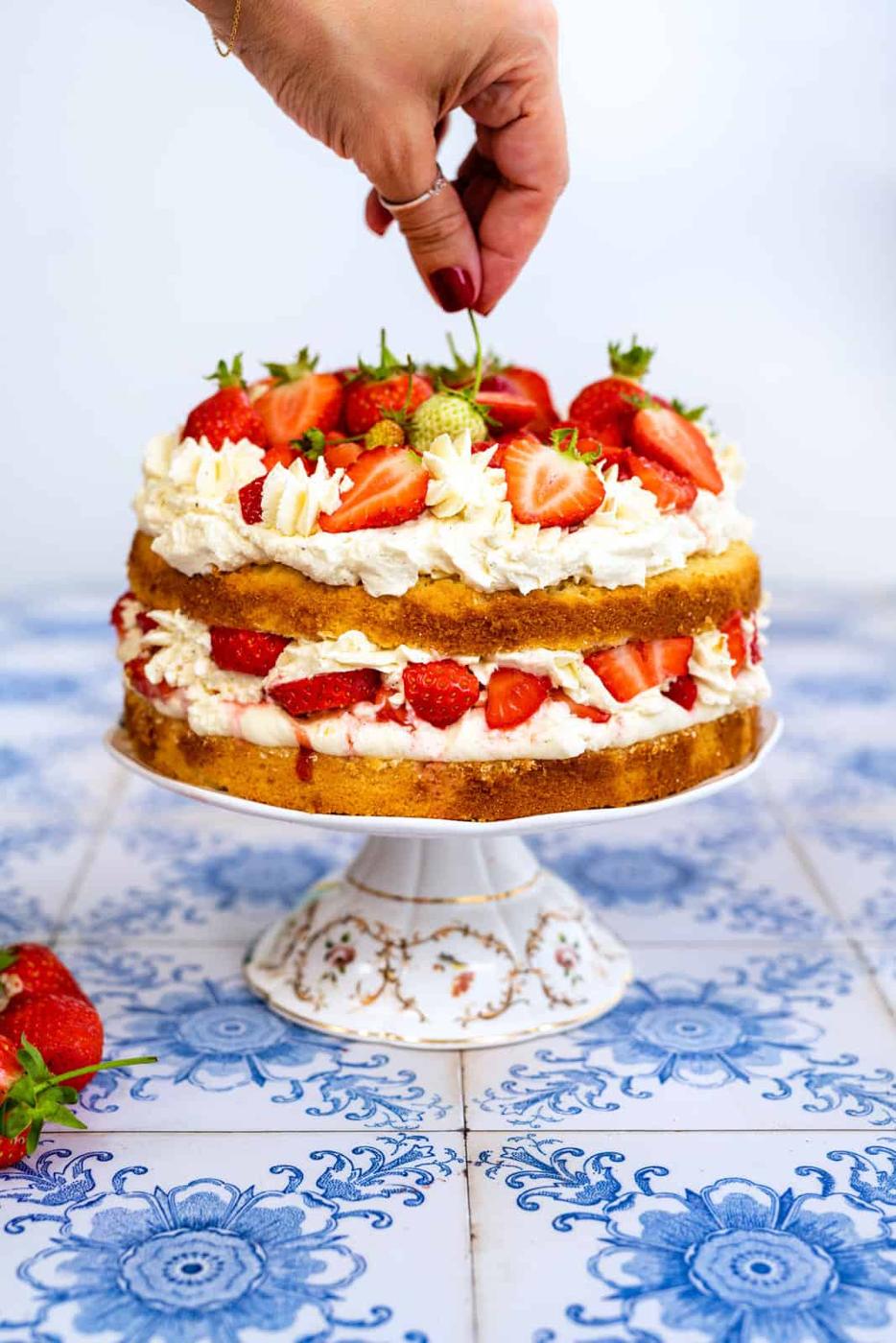Sponge cake with strawberries and cream