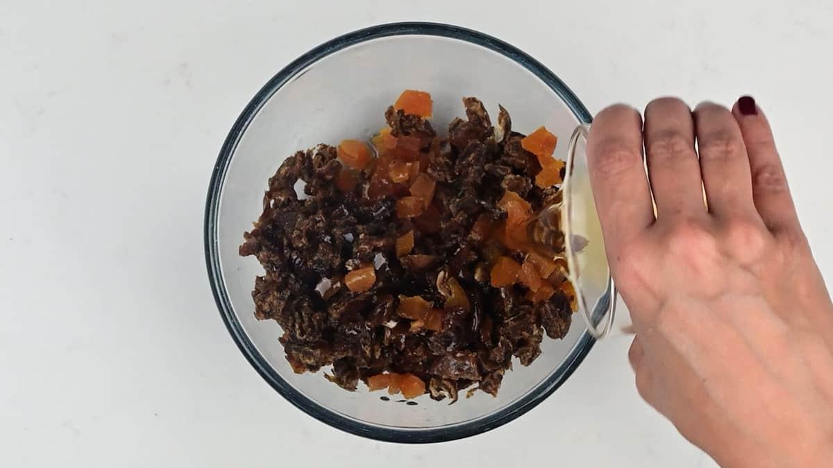 Soaking dried fruit with liqueur
