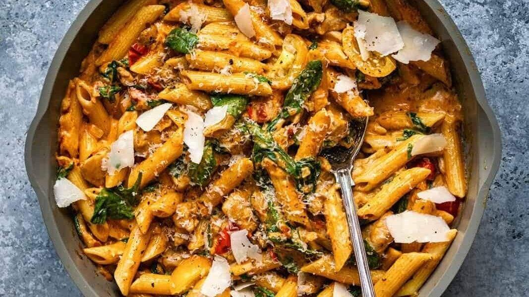 creamy one pot Tuscan chicken pasta with cream and sundried tomatoes