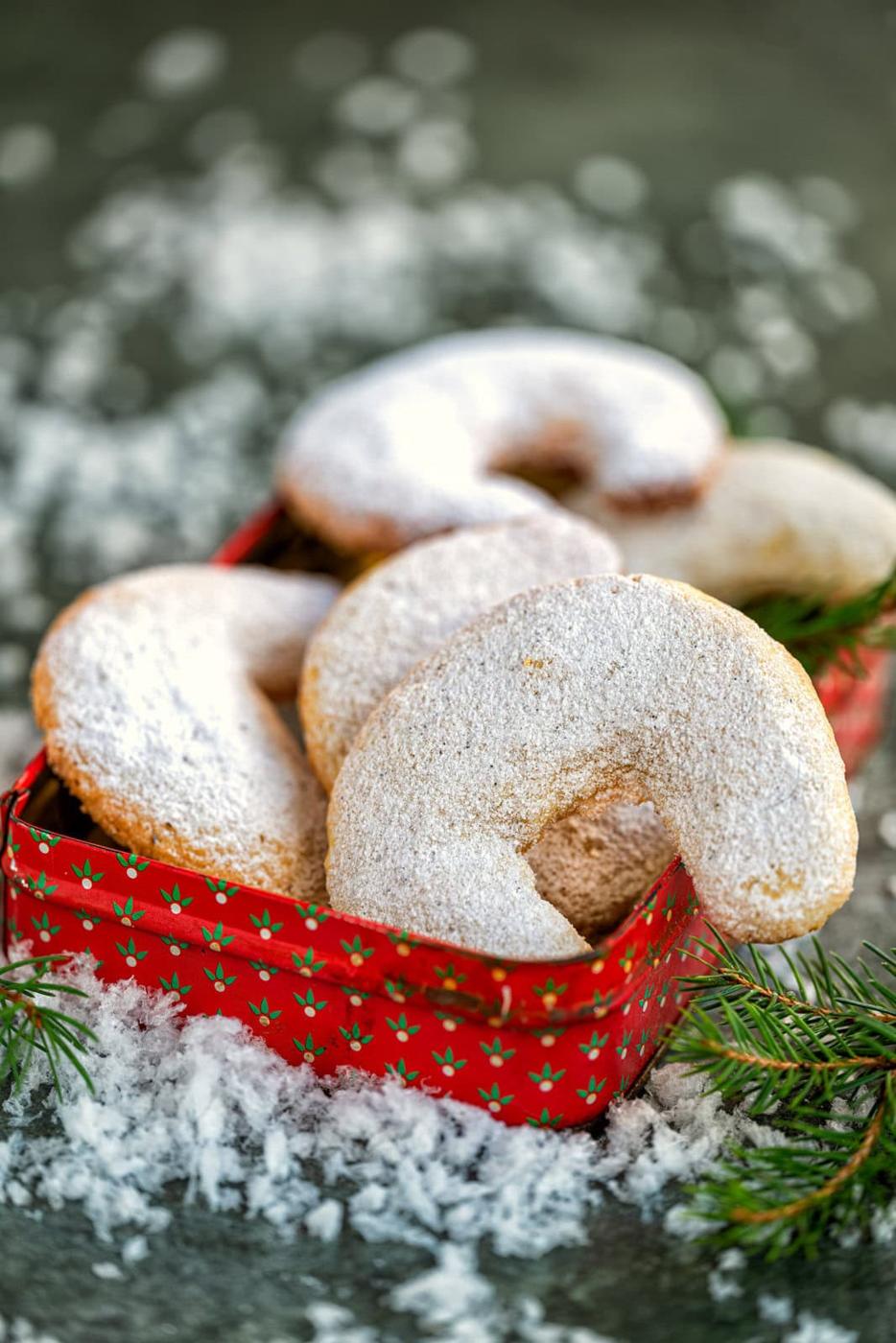 vanilla cookies in a small tin