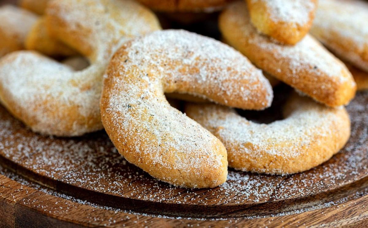 close up on vanilla crescent cookies